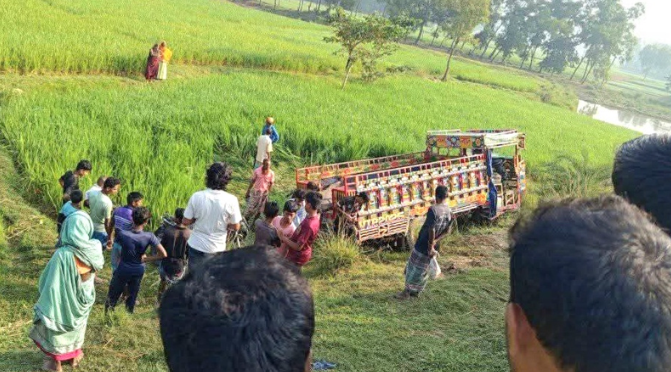 নওগাঁয় গরুবোঝাই ভটভটি উল্টে দুই ব্যবসায়ী নিহত